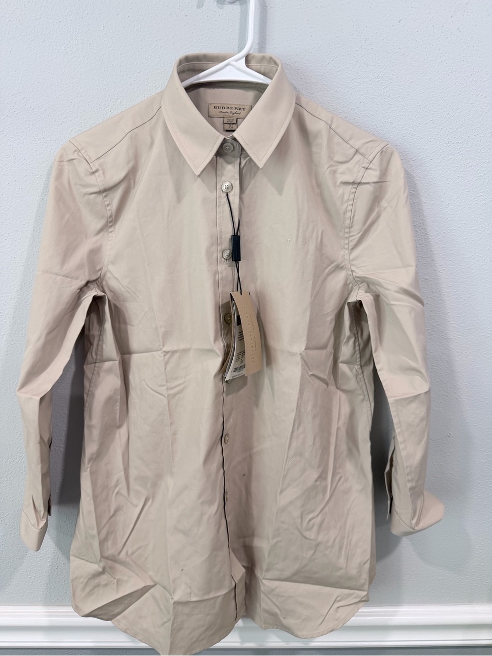 (NWT) authentic Burberry women's long sleeve button-up size 6